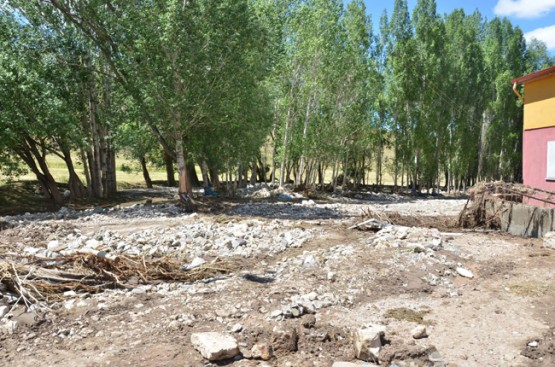 Erzincan'ın çeyırlı ilçesinde yaşanan sel felaketinde oldukça fazla maddi zarar yaşandı. Can kaybı yok ama ...
