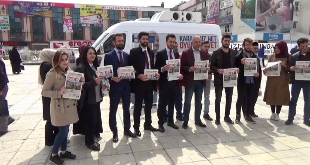 EVET gazetesi vatandaşlara dağıtılıyor
