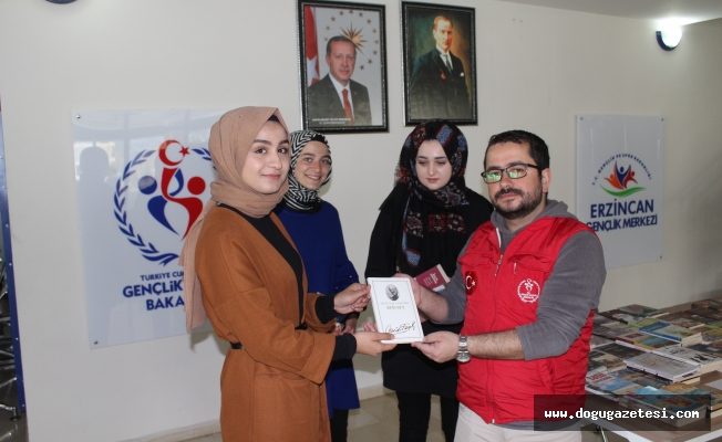 Erzincan'da gençlerden köy okuluna kitap bağışı