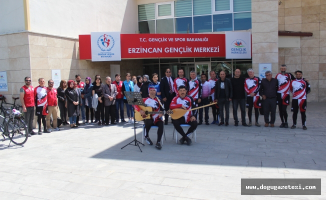 Bisikletçiler Erzincan Gençlik Merkezi'ni ziyaret ettiler