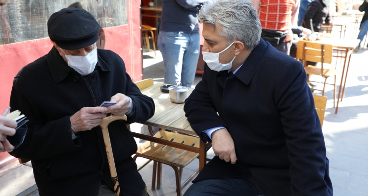 Erzincan'da aşı randevusu oluşturamayan vatandaşa,  Vali Makas'ın talimatıyla evinde aşı yapıldı