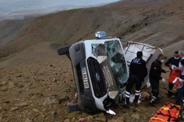 Erzincan'da şarampole devrilen kamyonetteki 4 kişi yaralandı