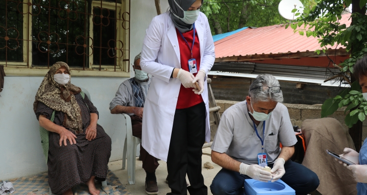 "Koronavirüs savaşçıları"ndan kırsalda filyasyon ve aşı seferberliği