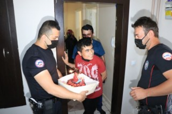 Polis, engelli Canahmet'e doğum günü sürpriziyle çifte bayram yaşattı
