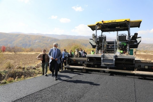 Köy yolları asfalt çalışmaları incelendi