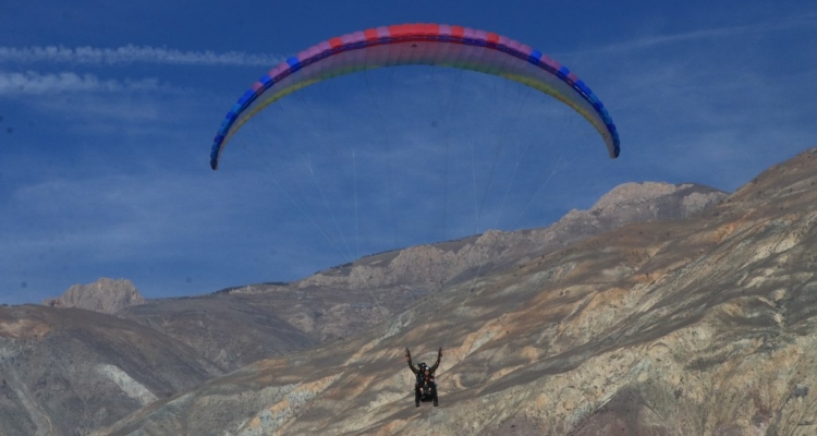 Erzincan semalarını renklendiren kadın paraşütçü sayısı 100'e yaklaştı