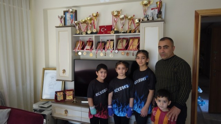 Şampiyon babanın şampiyon çocukları madalya kovalıyor