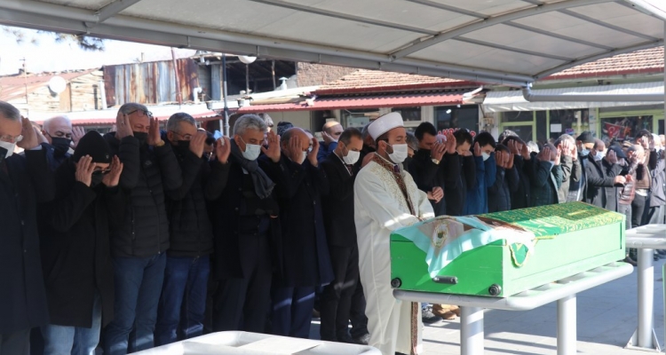 Erzincan'da kardeşinin bıçaklayarak öldürdüğü kadın öğretmenin cenazesi defnedildi
