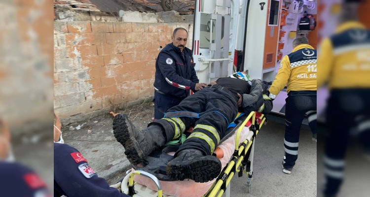 Erzincan'da yangına müdahale eden itfaiye eri çatıdan düşerek yaralandı