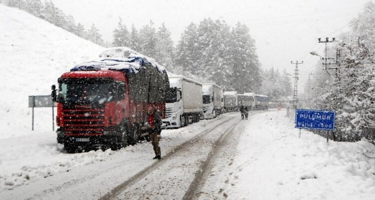 Kardan kapanan Tunceli-Erzincan kara yolu kontrollü olarak ulaşıma açıldı