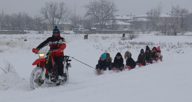 Erzincanlı çocuklar kar tatilinde motosikletli kızak keyfi yaptı