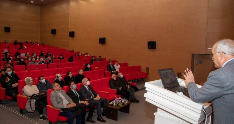“Mehmet Akif’i Doğru Anlamak” konulu konferans verildi