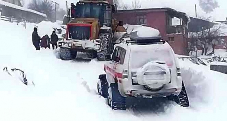 Yolu kardan kapanan köydeki hastanın imdadına paletli ambulans yetişti