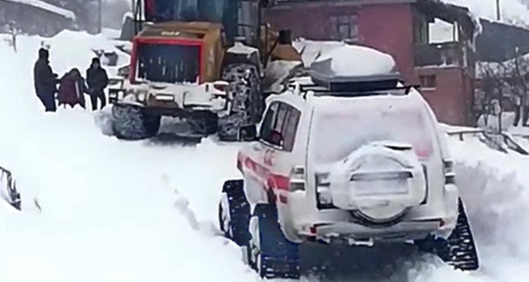 Yolu kardan kapanan köydeki hastaya paletli ambulansla ulaşıldı