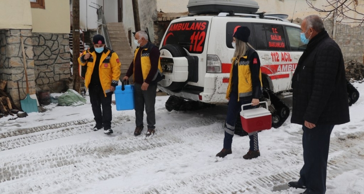 Yolu kardan kapanan köylerdeki aşı taleplerine paletli ambulansla yetişiyorlar