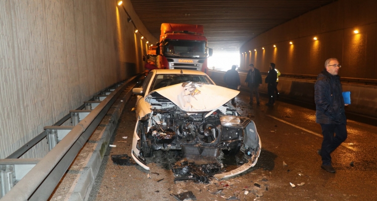Alt geçitteki zincirleme trafik kazasında 8 araçta maddi hasar oluştu