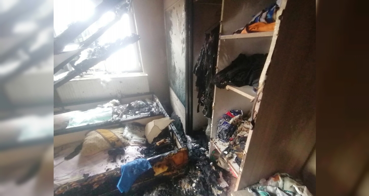 Elektrikli battaniyeden çıkan yangın evde hasara neden oldu