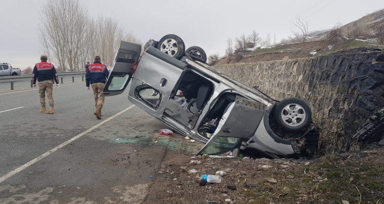 Erzincan'da devrilen hafif ticari araçtaki 3'ü çocuk 8 kişi yaralandı