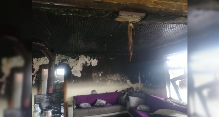 Erzincan'da tek katlı ev, yangında kullanılamaz hale geldi