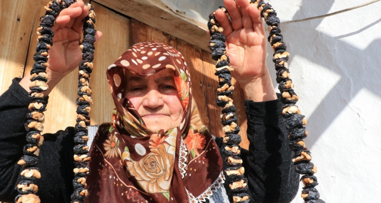 Tescil yolundaki Erzincan'ın üzüm sarucu kadınların gelir kapısı olacak