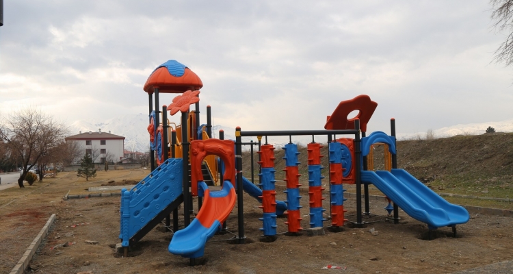 Yeni çocuk oyun parkları kurulumları başladı