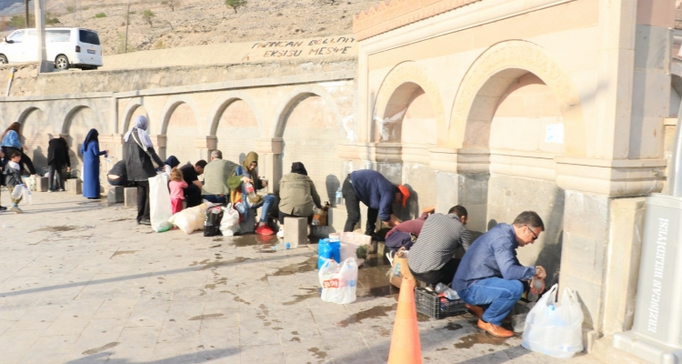 Erzincanlılar oruçlarını maden suyu ile açıyor