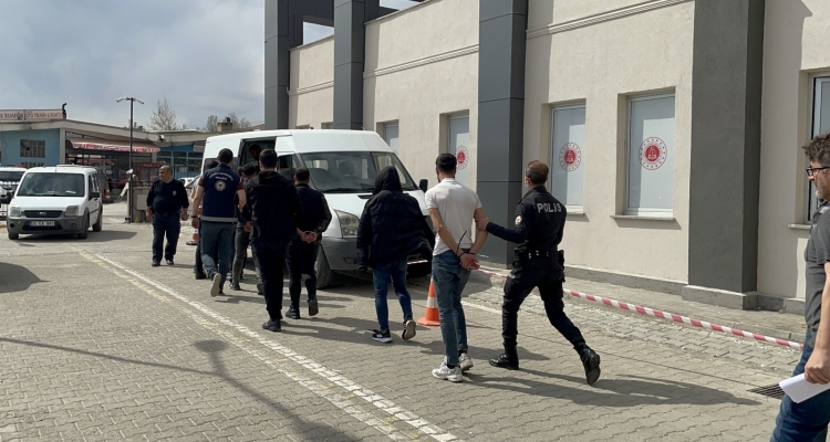 Göçmen kaçakçılığı yaptıkları iddiasıyla 7 zanlı tutuklandı
