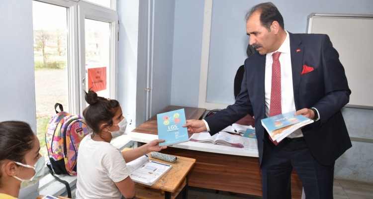 Tercan'daki Okullar Kitapla Buluştu