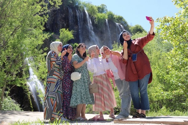 Girlevik Şelalesi ilkbaharda Doğu Anadolu turu yapanların uğrak yeri oldu