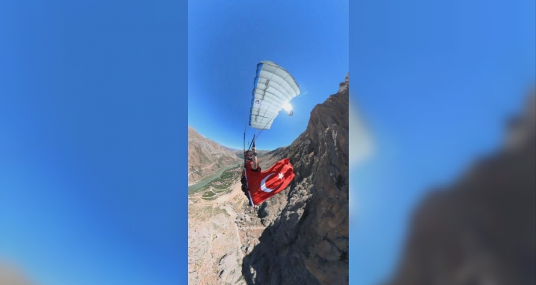 Adrenalin tutkunu Avusturalyalı sporcu Türk bayrağıyla atlayış yaptı