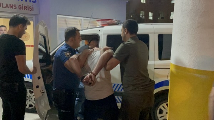 Kavgaya müdahale eden polis memuru bacağından bıçaklandı