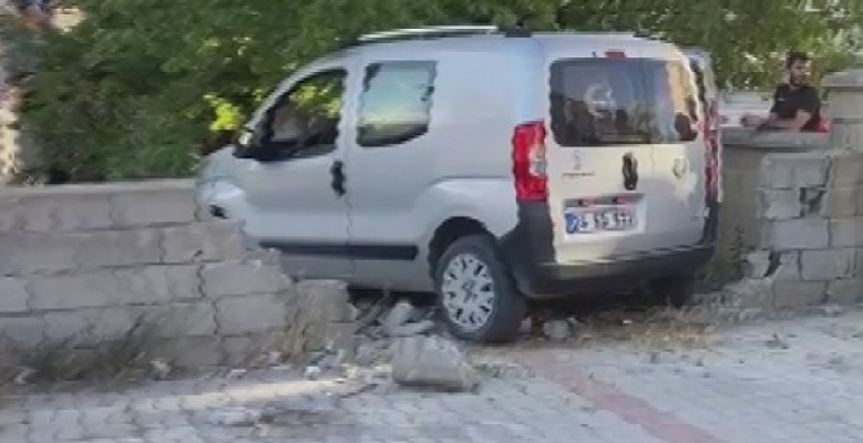 Kaza yapan aracın çarptığı bahçe duvarı çocuğun üzerine devrildi