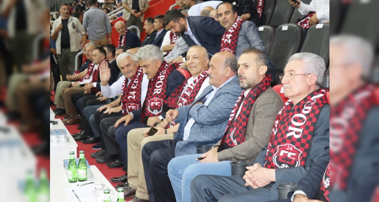 AK Parti'li Yıldırım, Anagold 24Erzincanspor-Tarsus İdman Yurdu maçını izledi