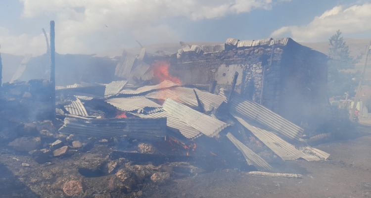 Erzincan'daki yangında ev ile odunluk zarar gördü