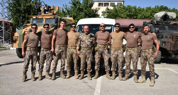 Erzincan'dan polis özel harekat timleri dualarla Suriye'ye uğurlandı