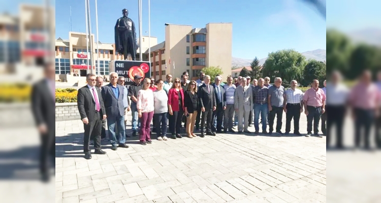 CHP 99. Kuruluş yıldönümü nedeniyle Atatürk Anıtı’na çelenk sundu