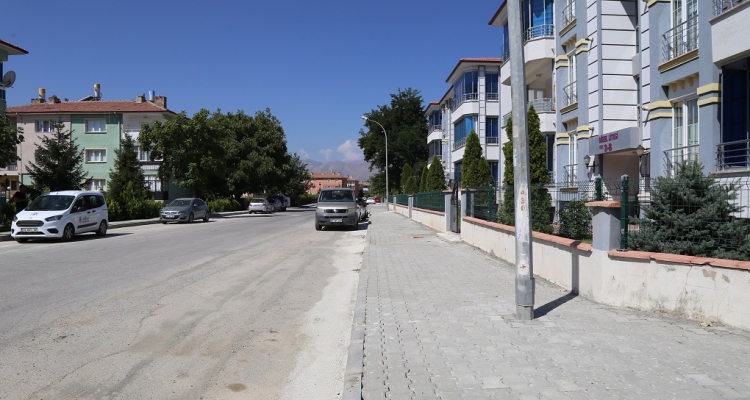Erzincan’da iki mahallede kaldırımlar yenilendi
