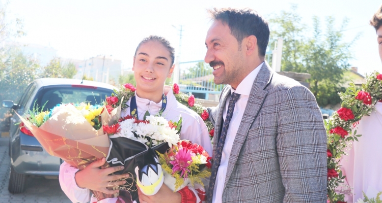 Milli badmintoncu Aleyna Korkut'a baba ocağında meşaleli karşılama