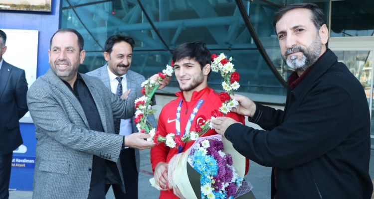 Dünya üçüncüsü güreşçi Ormanoğlu, Erzincan'a döndü