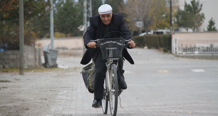 Bisiklet tutkunu Erzincanlı Garip dede 60 yıldır pedal çeviriyor