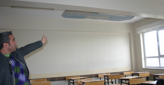 Okulda, tavan sıvası sınav esnasında çöktü